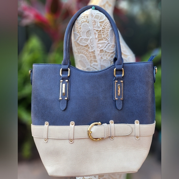 Gorgeous shoulder bag! GIVING Hamptons Vibes! Looks new! - Picture 1 of 6